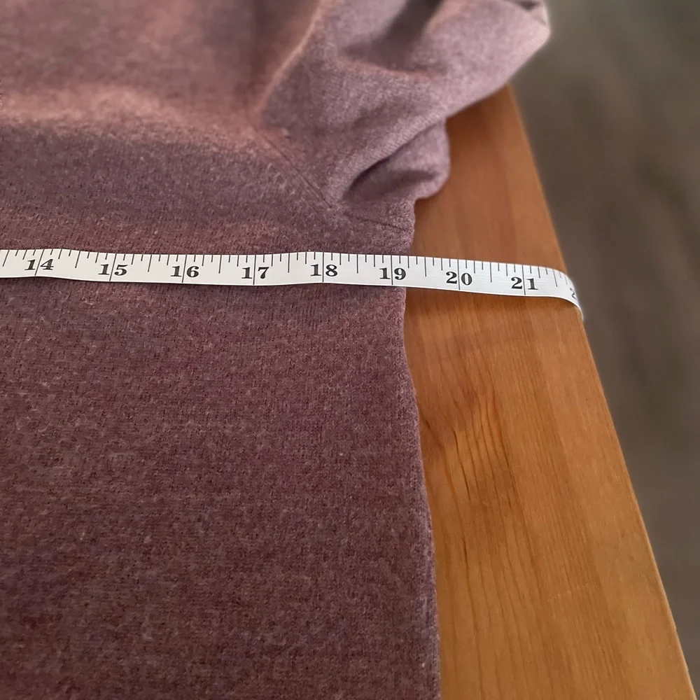 Banana Republic Men's V-Neck Sweater‎ in Wine